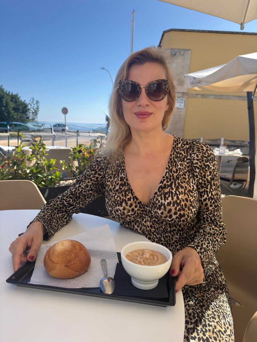 А это сицилийский завтрак: гранита с бриош. А по нашему мороженое с булкой. Намазываешь, ешь и чувствуешь, как зад растет! 