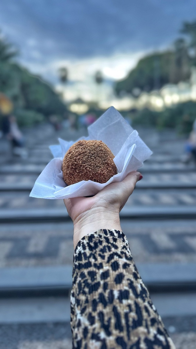 А это пища для богини: аранчини на вилле Беллини! Звучит, как поэзия - все в рифму. Внутри фисташки разваренные в пасту. Боже….