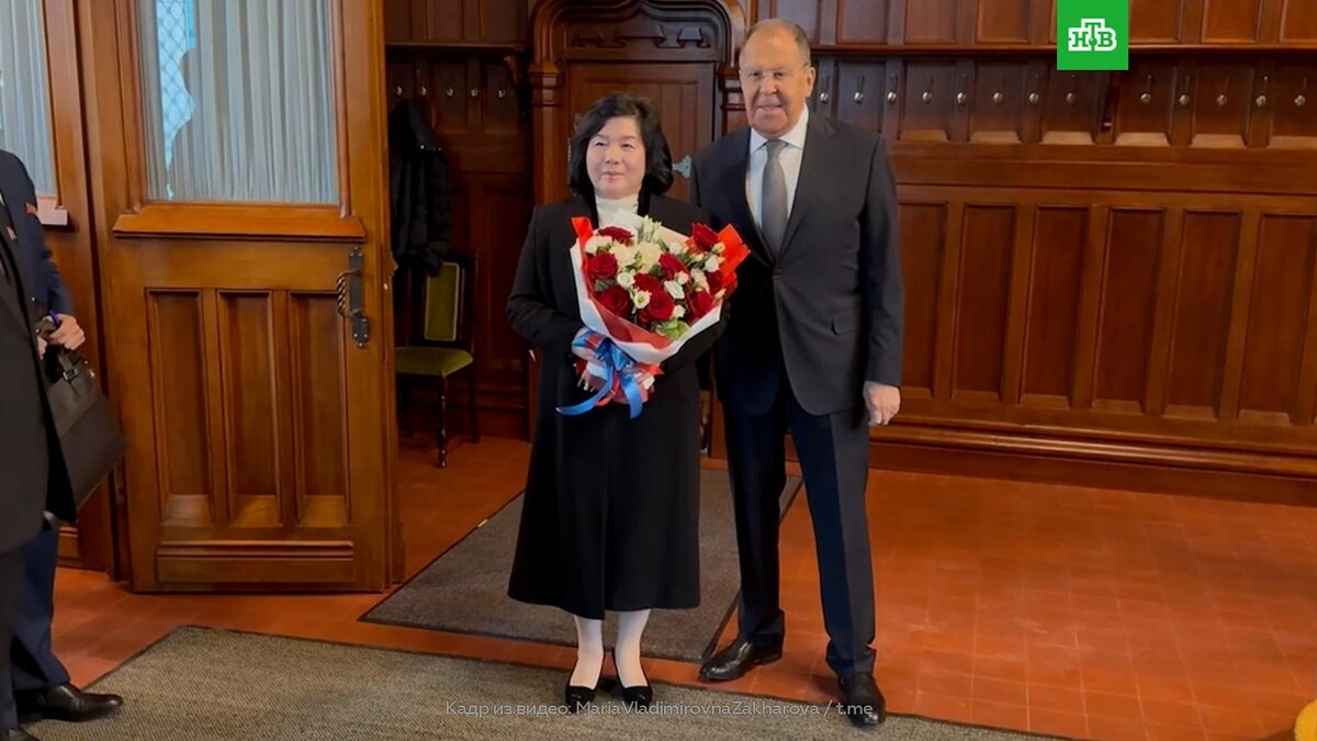    Лавров подарил цветы главе МИД КНДР