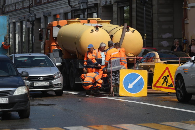    За три квартала в столице РТ произошло 898 аварий на сетях водоснабжения и 126 — на сетях водоотведения. Износ инженерных коммуникаций и сооружений в городе превышает 70%