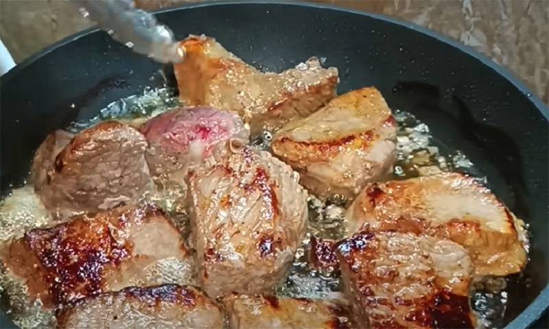 Готовим самое вкусное мясо: говядина с овощами без воды – просто и очень вкусно