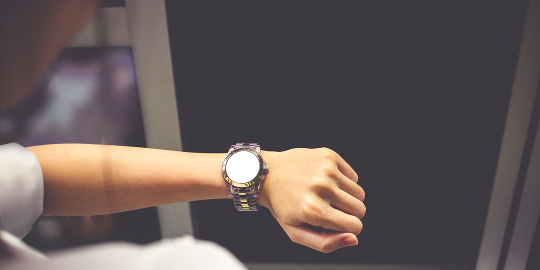 Почему массивные часы снова в моде среди подростков