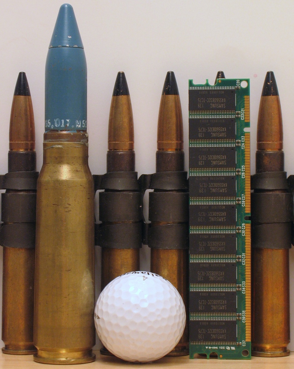 Гигантский патрон 20х102 мм вместе с боеприпасами .50 BMG. (Автор фото Ry Jones, Copyrighted free use)