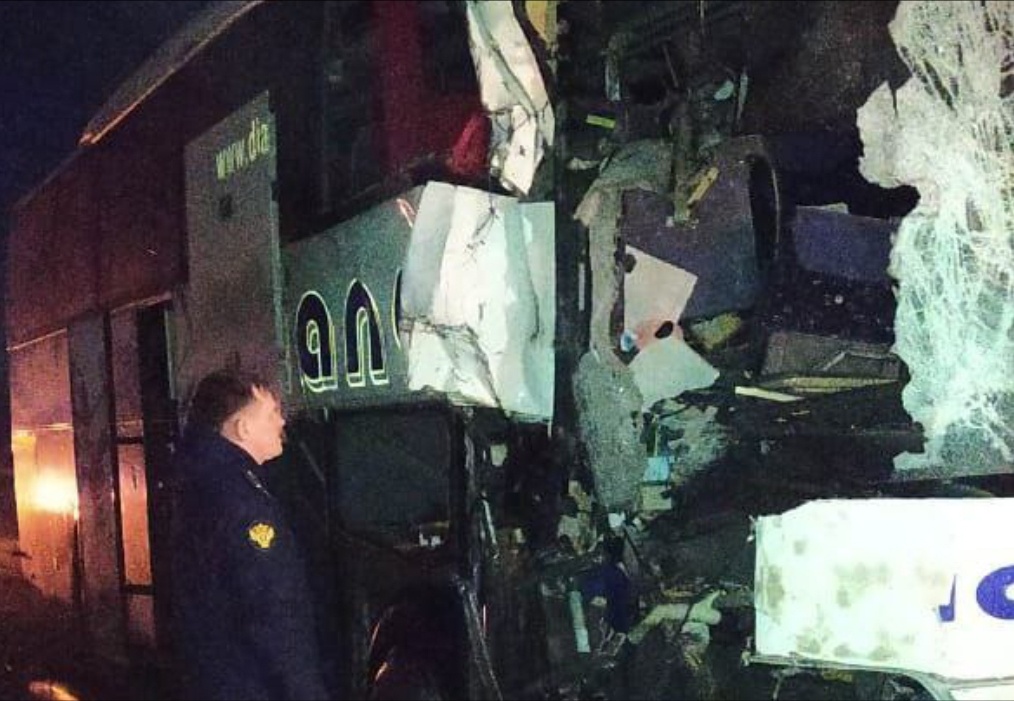 «Прицеп стоял прямо на полосе движения. Водитель автобуса не успел затормозить.»