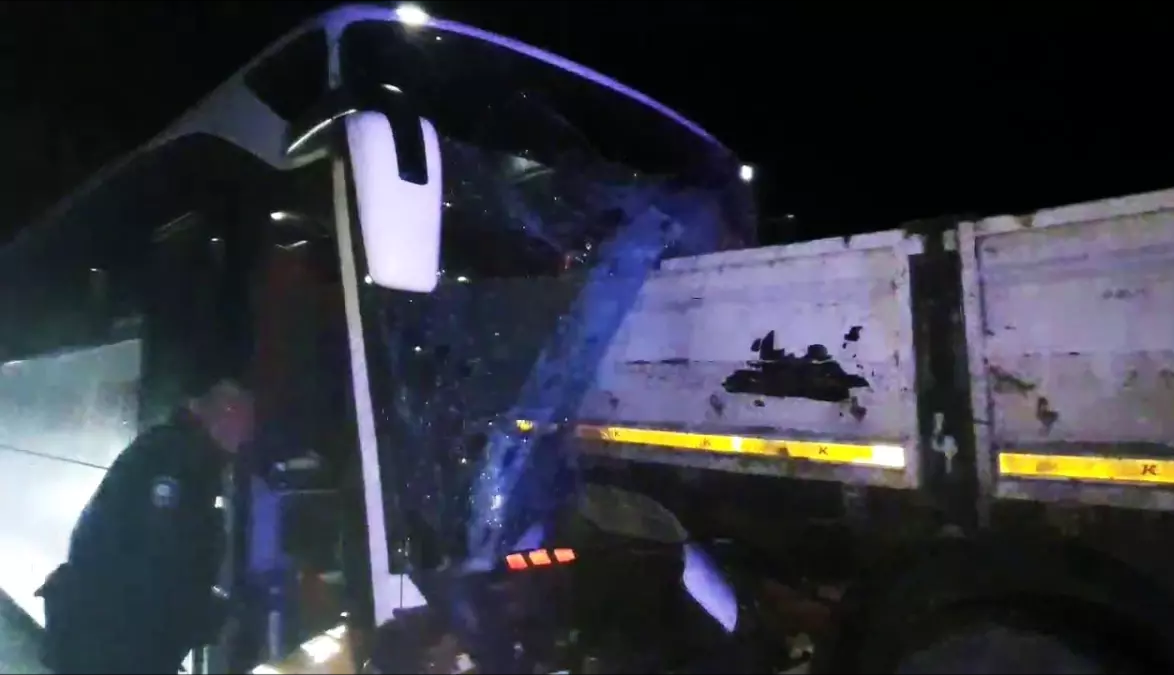 «Ночная авария под Уссурийском: автобус с туристами врезался в оставленный на трассе прицеп.»