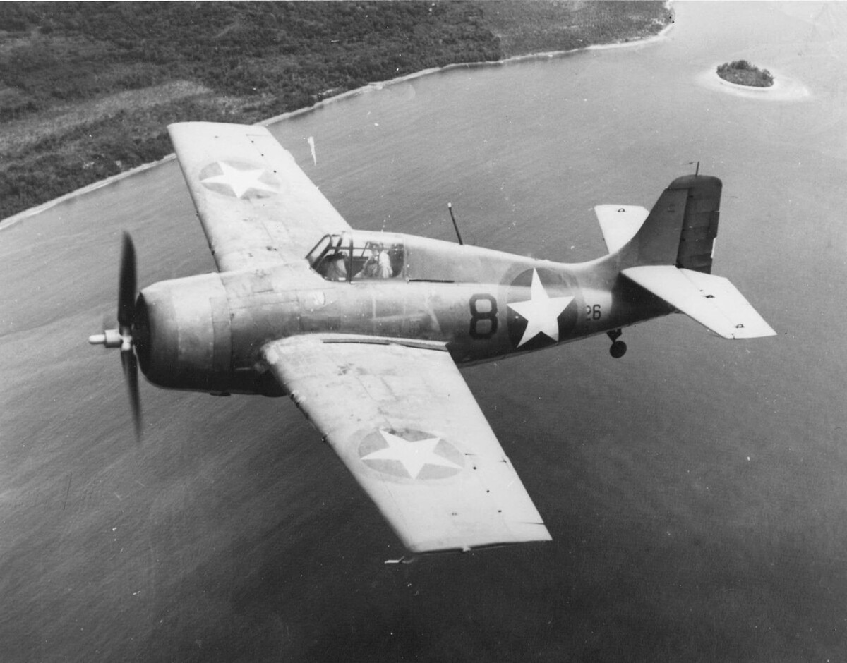 Архивные кадры с истребителем F4F в воздухе над Соломоновыми островами