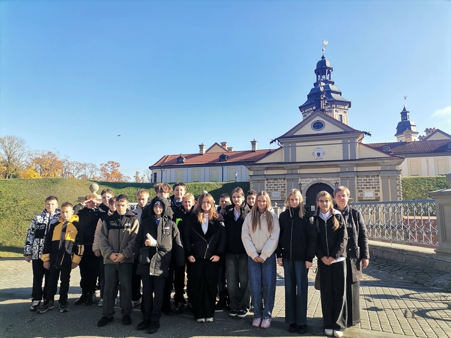     Погружение в прошлое и взгляд в будущее: учащиеся СШ № 3 побывали в Несвиже