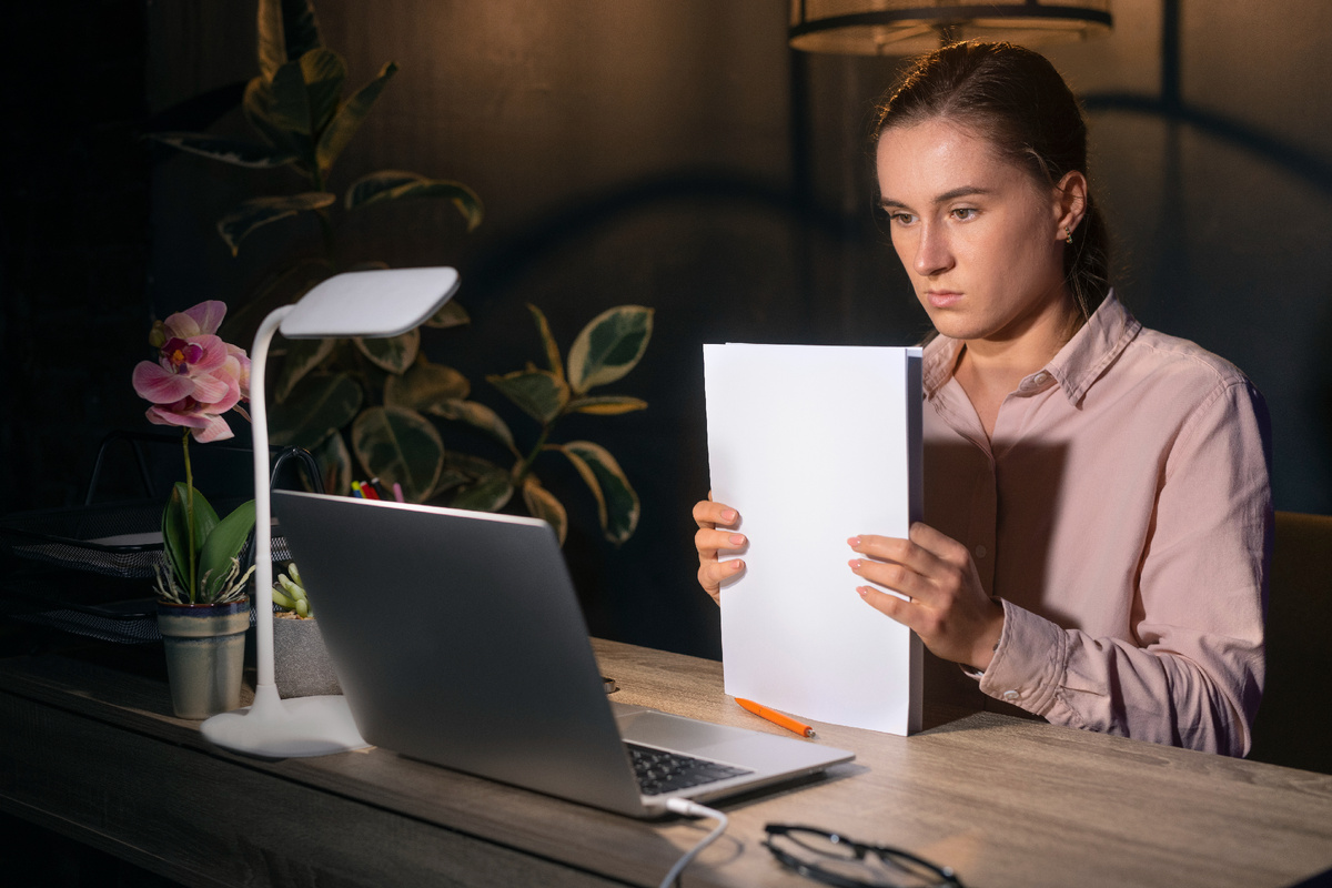 Источник изображения: freepik.com/free-photo/medium-shot-woman-working-late-night_38170656.htm