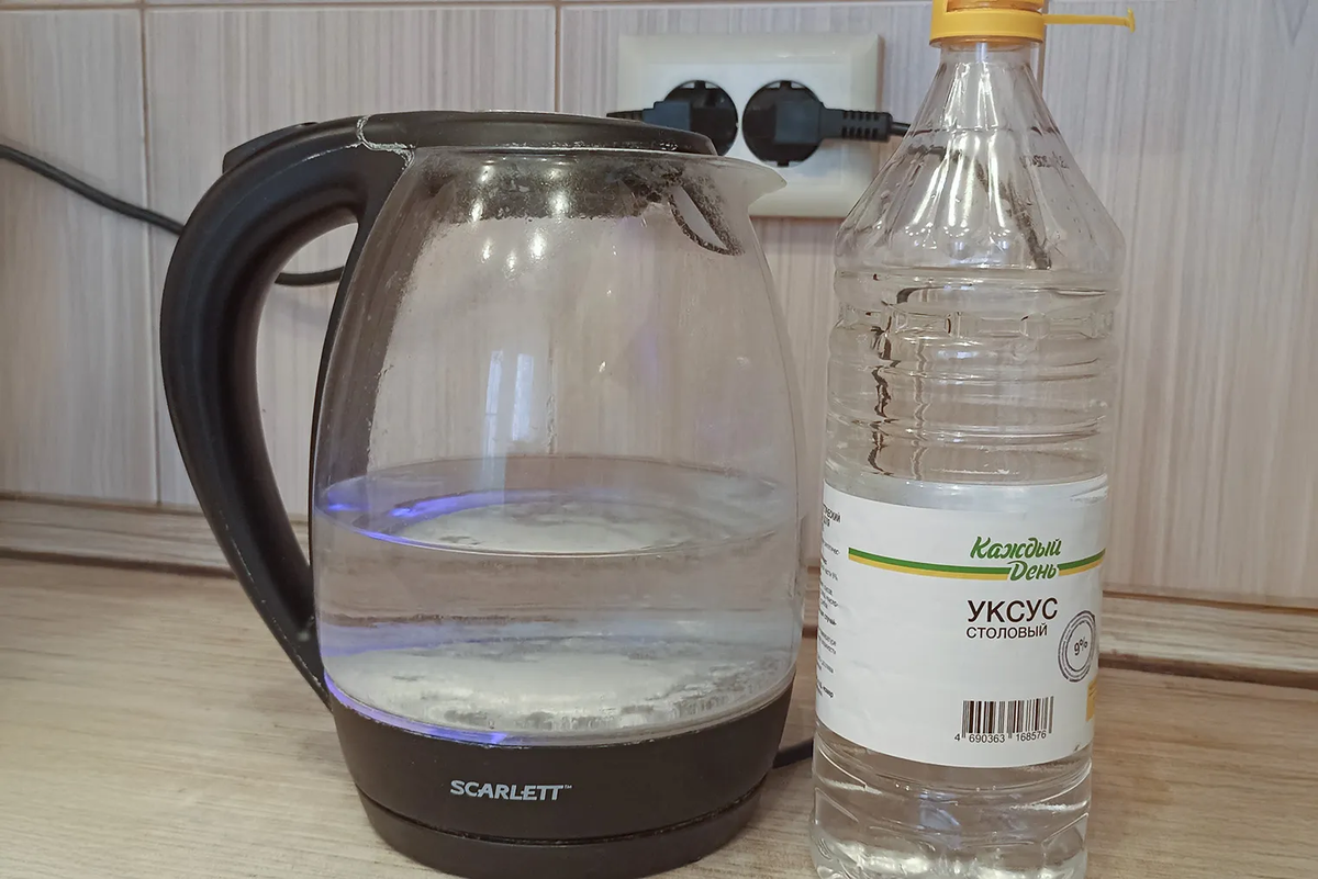 Накипь только на дне, поэтому литра воды достаточно. Можно и меньше