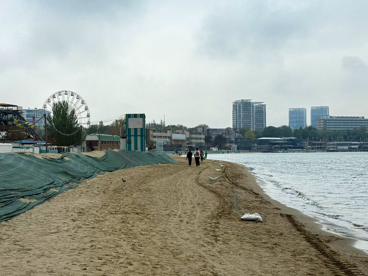 Пляж продолжают очищать.  Фото: Фото: ФедералПресс / Андрей Гусий