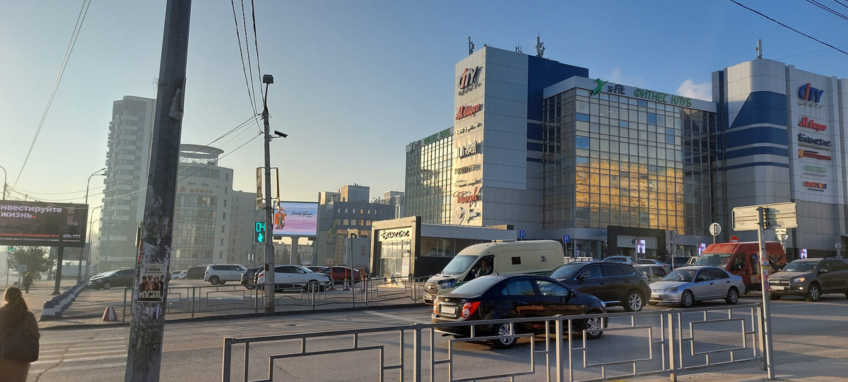 Красноармейский проспект в районе Сити-Центра. Банк в доме слева. Тихо иду вверх до ул.Крупской.
