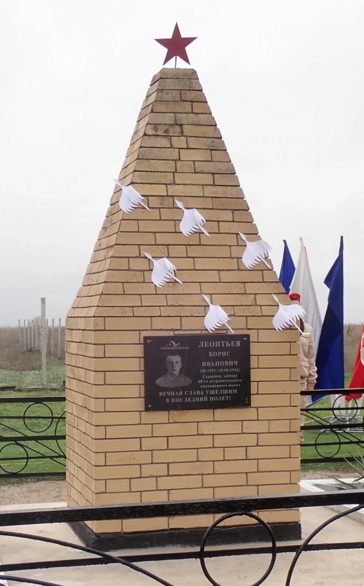    Местные жители ухаживали за братской могилой десятки лет, но никто не знал имени похороненного там лётчика. Фото: Из личного архивa/ Виктор Стецюк