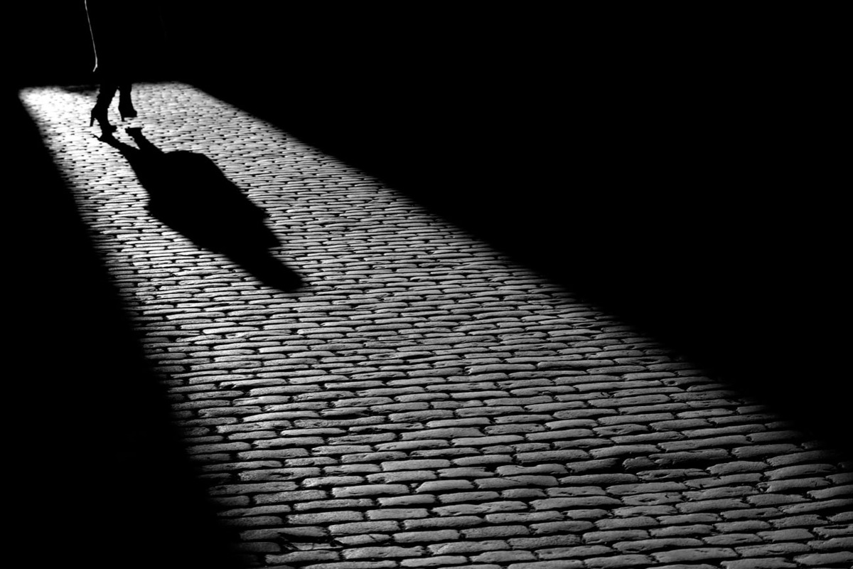 Поэтический реализм не решает парадоксы, а предлагает жить с ними, как в старом уютном доме со скрипучими половицами, признавая одновременную истинность противоположных вещей