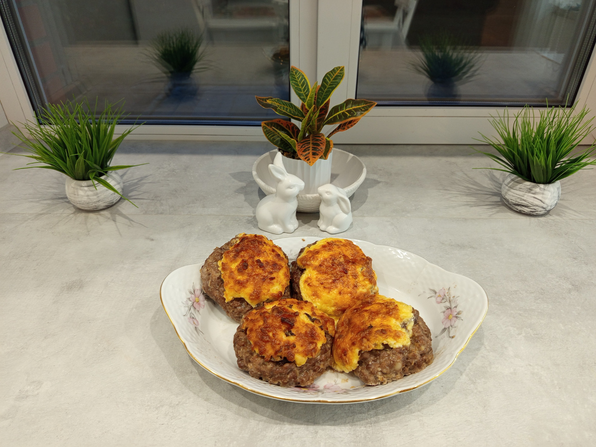 Рецепт легкий: само гнездо делаю из любого фарша, как на котлеты, в углубление грибы/пюре, что угодно, а сверху шубку из тертого сыра с майонезом и в духовку минут на 50.