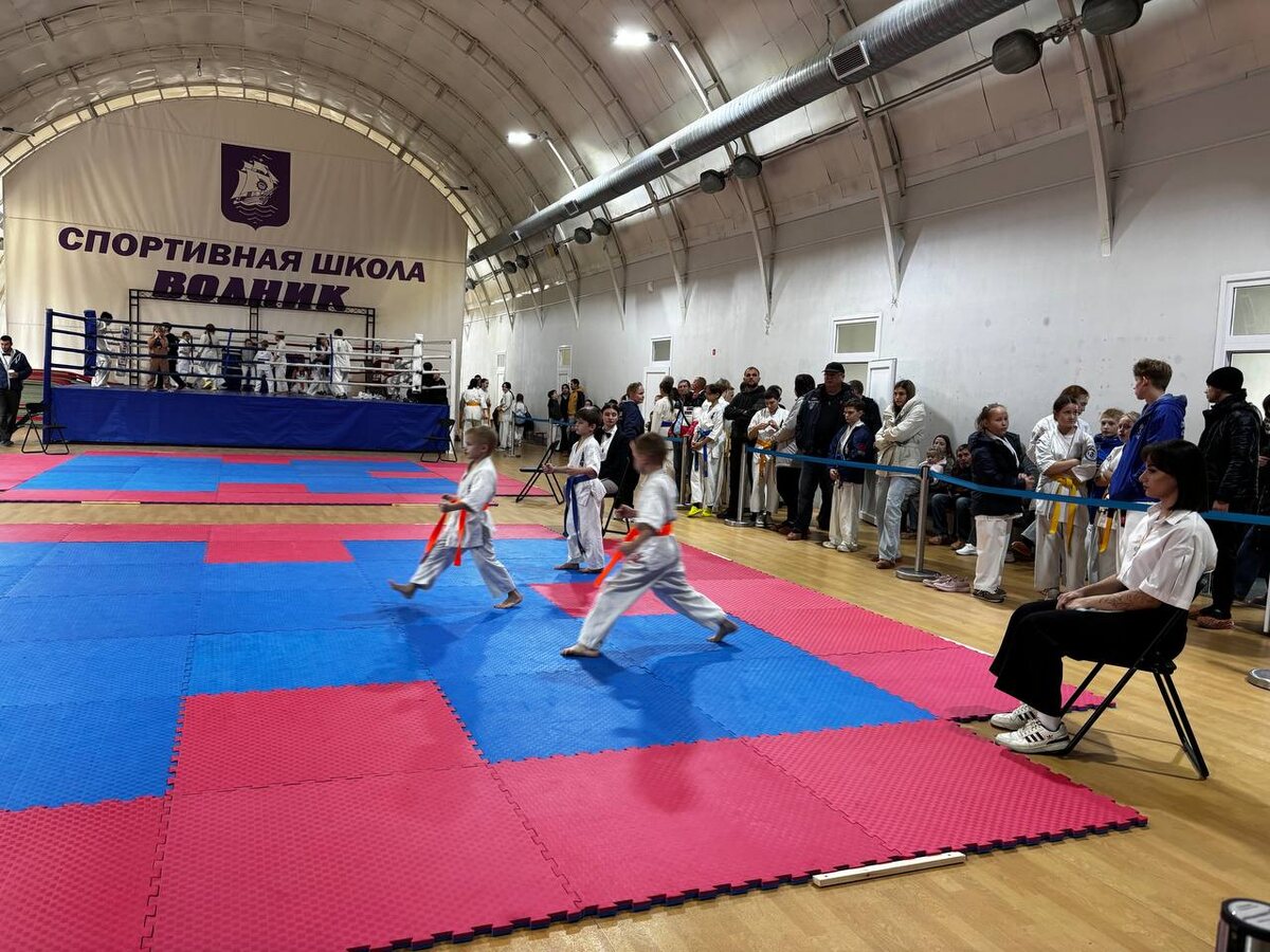 Родителей  мало, все сидят в машинах, греются