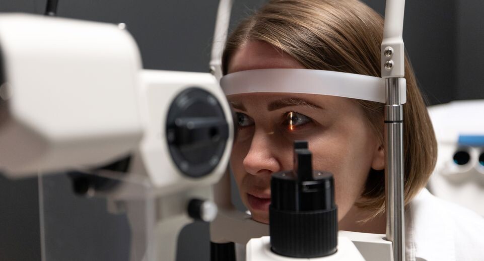    Врач-офтальмолог принимает пациента в КДЦ «Ромашка» в селе Ромашково Одинцовского округа / Медиасток.рф