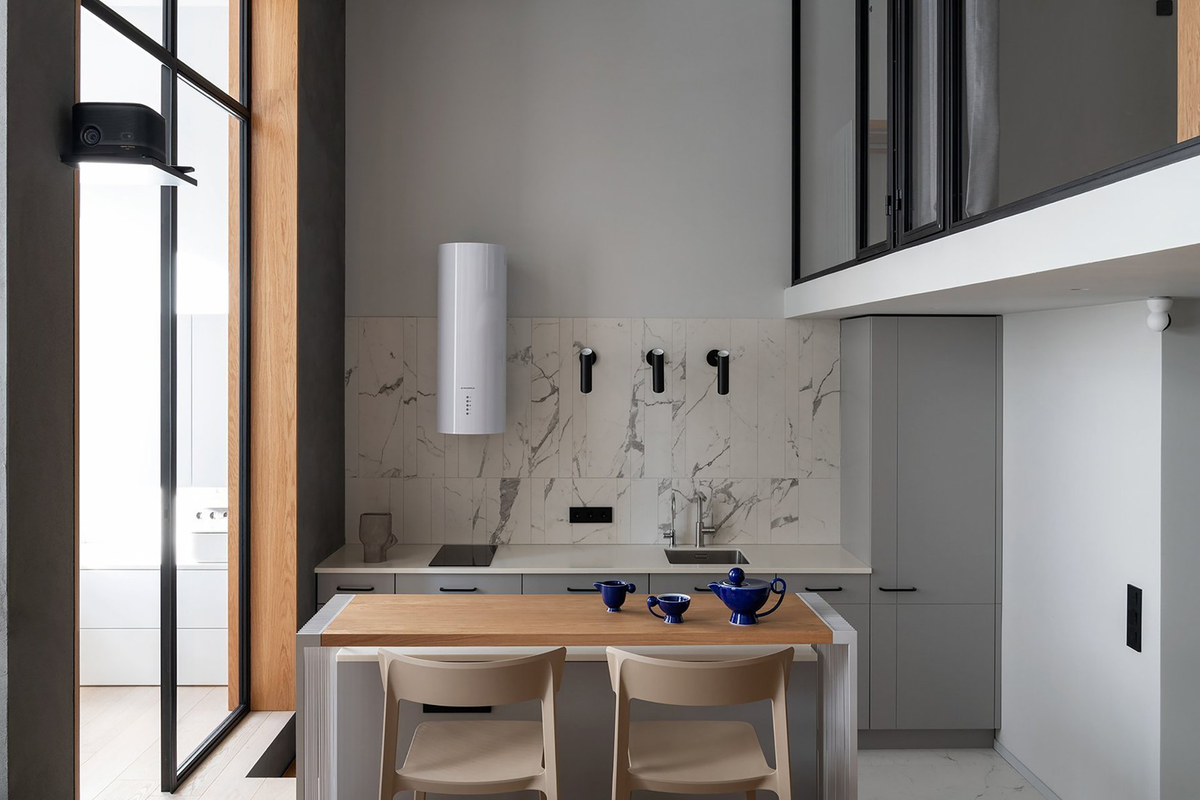 На фото: двухуровневая квартира 68,5 кв.м, ЖК «Рассказово». Архитектор: Наталия Рыбакова, студия Zeworkroom; фотограф: Даниил Анненков