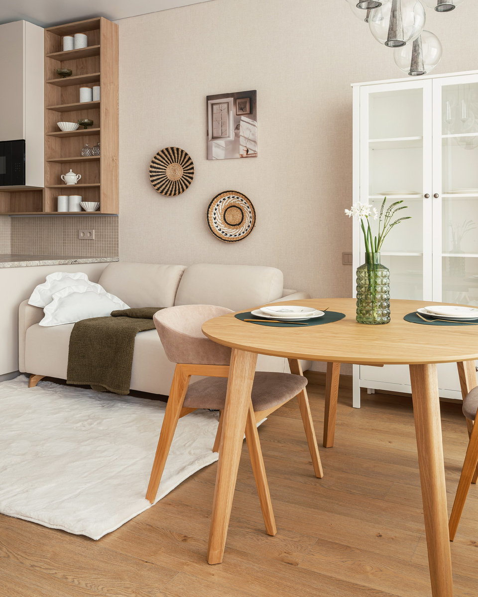 На фото: евротрешка 63,2 кв.м,  ЖК «Настоящее». В кадре диван прямой Льери Мини от divan.ru. Дизайнеры: Надежда Шишкова и Лидия Судиловская; фото из личного архива дизайнеров