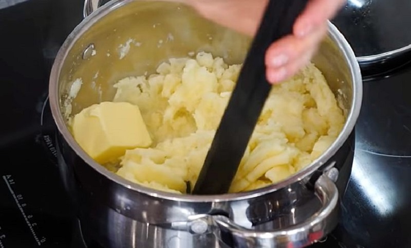 Картофельные рулетики с сосиской: вкусное решение для перекуса из простых продуктов