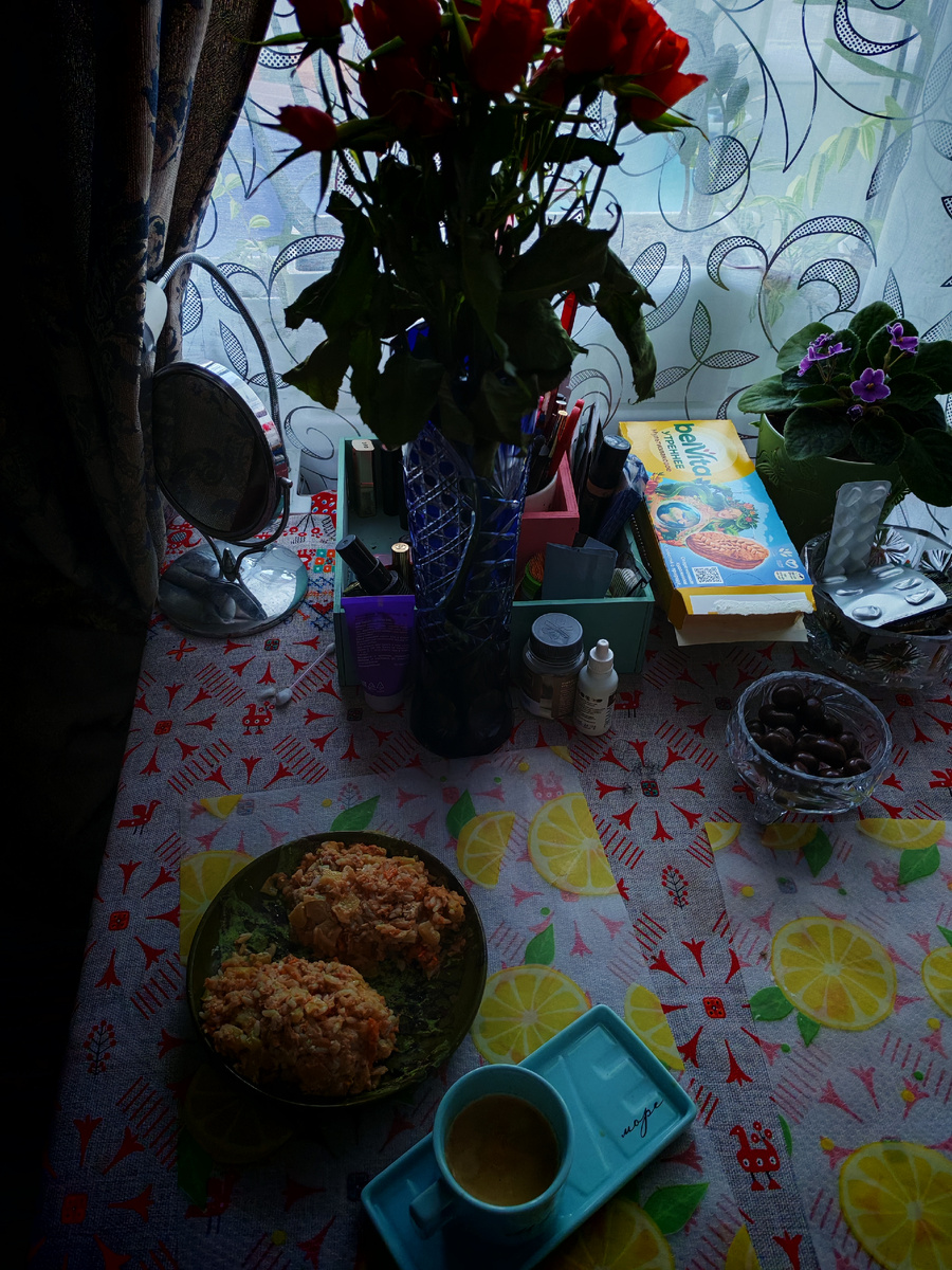 Совсем темно получилось, но смысл понятен - котлеты с кабачком и рисом. Очень вкусные, кстати... 