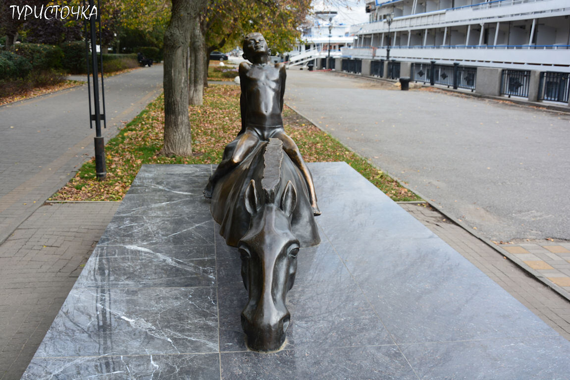 Народное название скульптуры — «Купание коня»