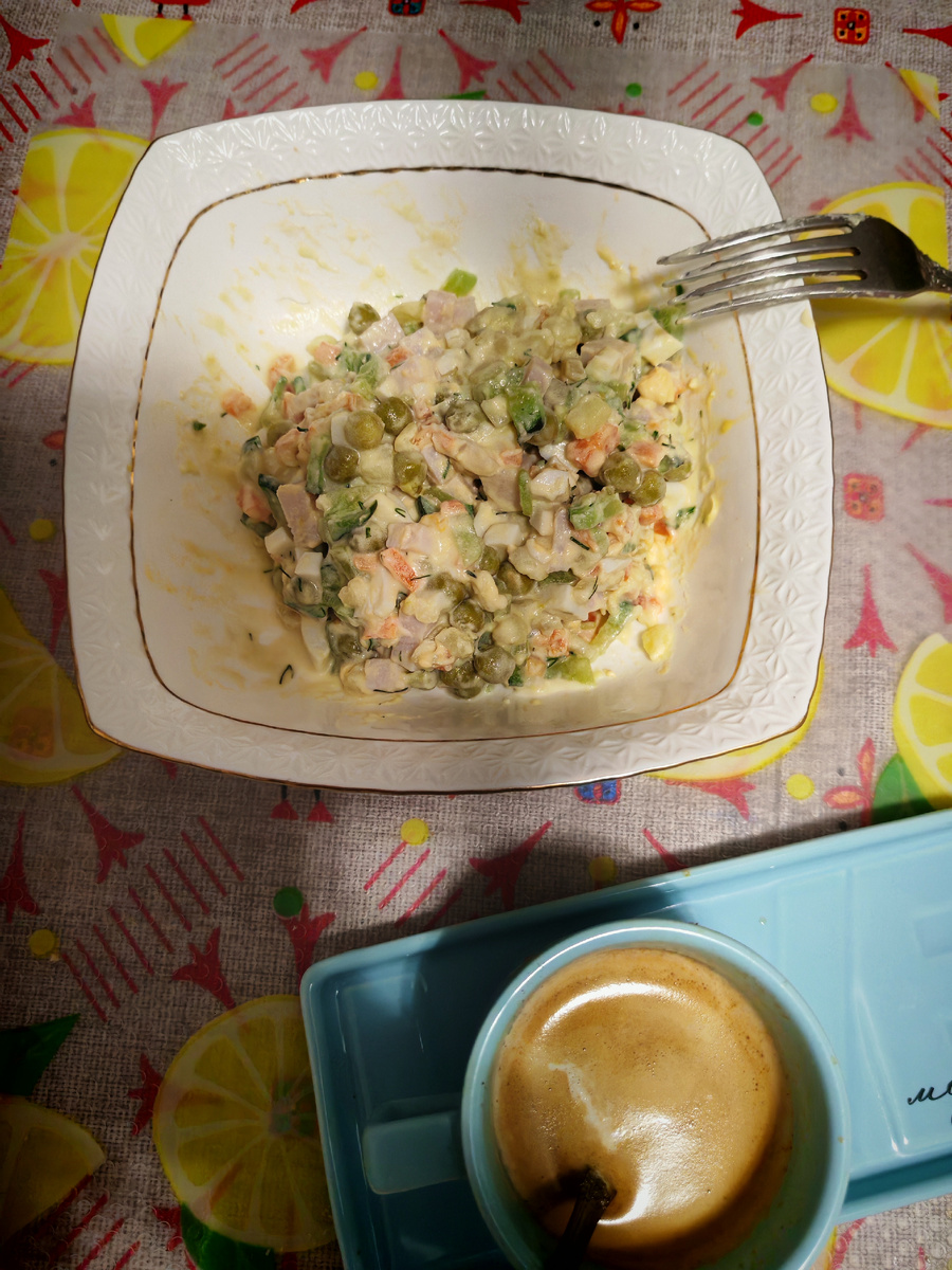 Доедаю оливье + кофе для бодрости. 