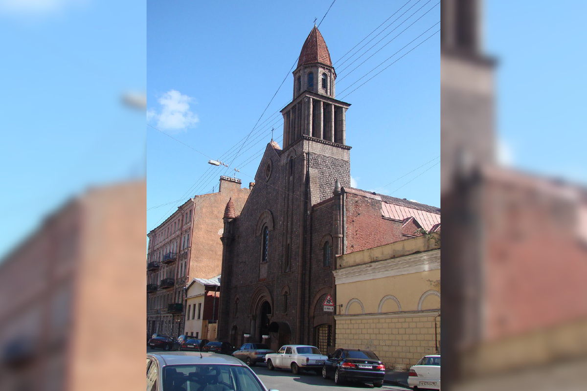 Фото: https://commons.wikimedia.org/wiki/File:Lurdska_matka_bosca_cathedral.jpg
