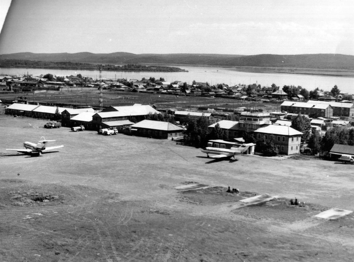 (https://pastvu.com) Прямо рядом с селом совершали посадку и взлет самолеты.