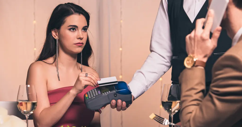 За чей счёт свидание: мужская щедрость или равный расклад? Опрос вскрыл спор поколений