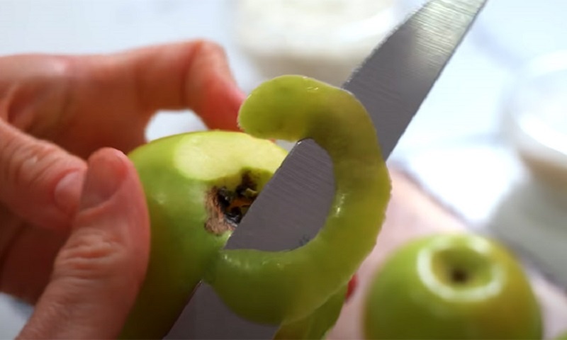 Простой и быстрый яблочный рулет: нежная выпечка для уютного чаепития за минимум времени