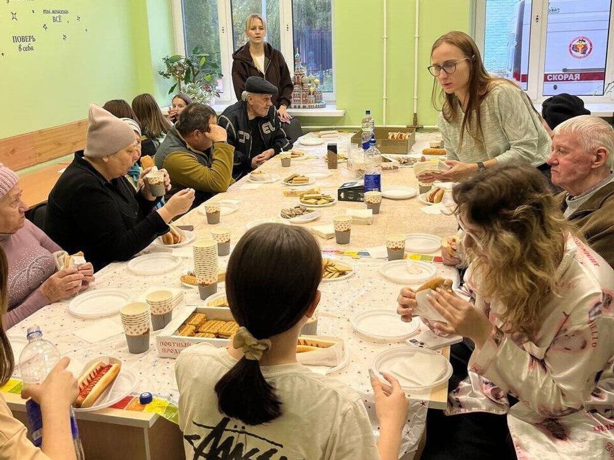    Жителей многоквартирного дома в микрорайоне Мясново в Туле эвакуировали в специальный пункт размещения после обнаружения вблизи здания обломков беспилотника© Фото : Илья Беспалов/Telegram