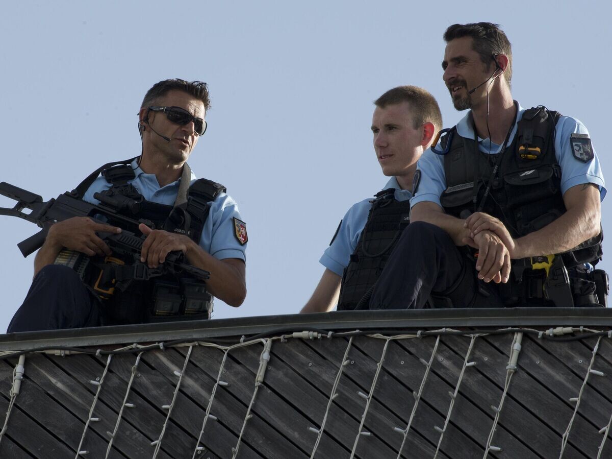    Сотрудники жандармерии Франции© AP Photo / Peter Dejong