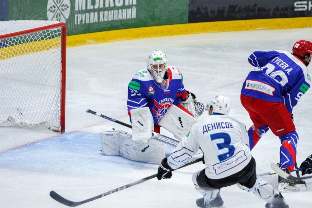    хоккейный клуб "Славутич" Максим Захаров