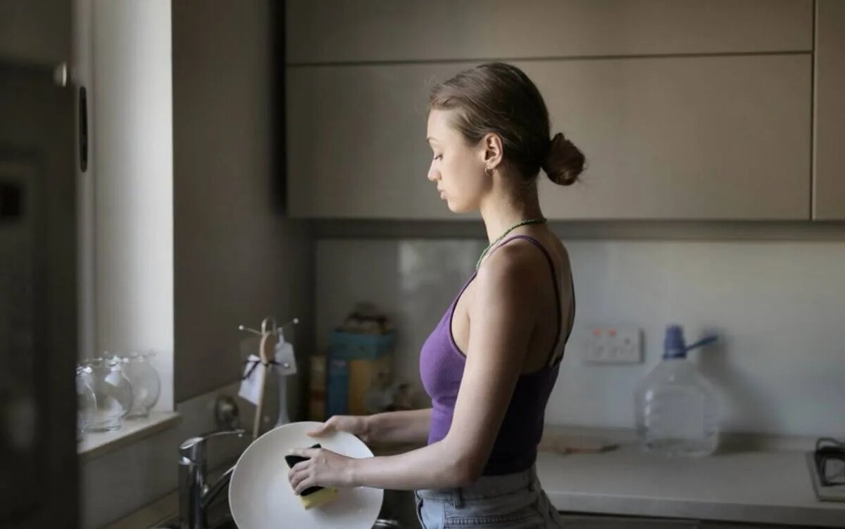    Магия пятиминутки на кухне: как мыть посуду «между делом» и экономить время