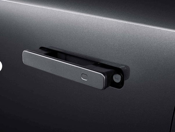 Дверные ручки выезжают автоматически, когда водитель подходит к автомобилю