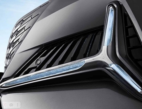 Трехлучевые ходовые огни — необычный элемент дизайна. По ним CHANGAN UNI-K можно узнать издалека