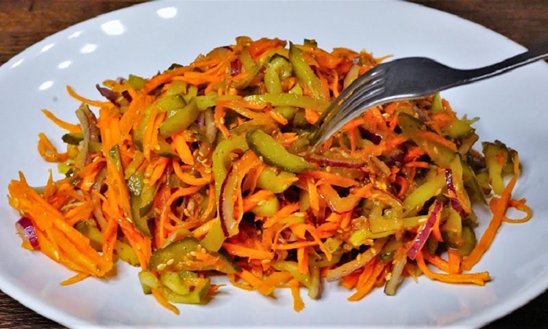 Соленые огурцы по-корейски: быстрый салат с изюминкой для будней и праздников