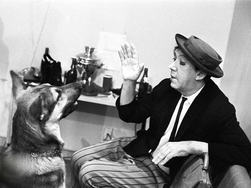 Юрий Никулин на съемках фильма «Ко мне, Мухтар!», фото отсюда https://dzen.ru/cinemablog