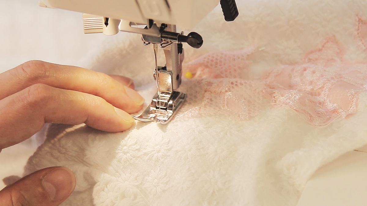 Пристрочите аппликацию прямой строчкой или строчкой зигзаг