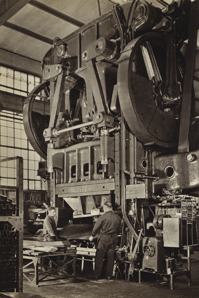 Тяжелый пресс. Немецкий завод середины 1930-ых. Оригинал по ссылке: https://www.art-prints-on-demand.com/a/paul_wolff/german-industry-1930s-heavy-presses-7324.html