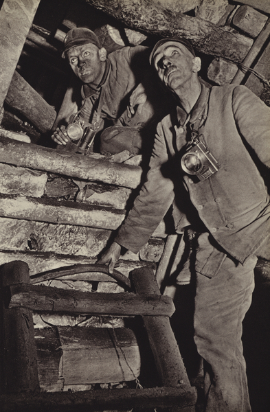 Немецкие шахтеры под землей. Оригинал по ссылке:https://www.art-prints-on-demand.com/a/paul_wolff/german-industry-1930s-coal-miners-underground.html