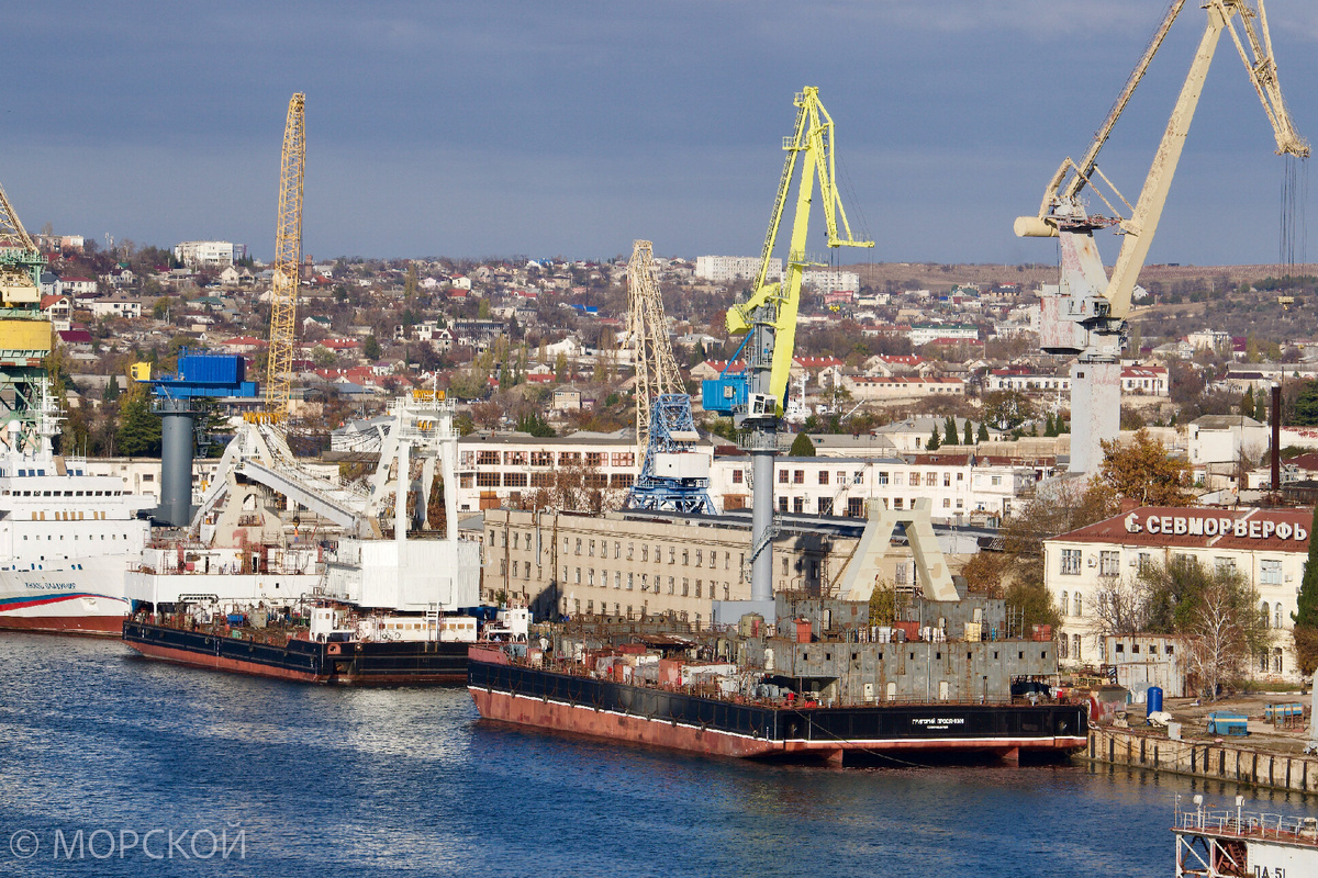 ПК-400 (слева) и ПК-700 (справа) в одном кадре. Ноябрь 2021 года. 