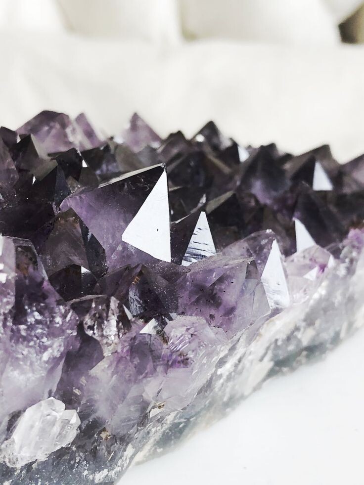 Друза аместиста. Изображение с Pinterest.