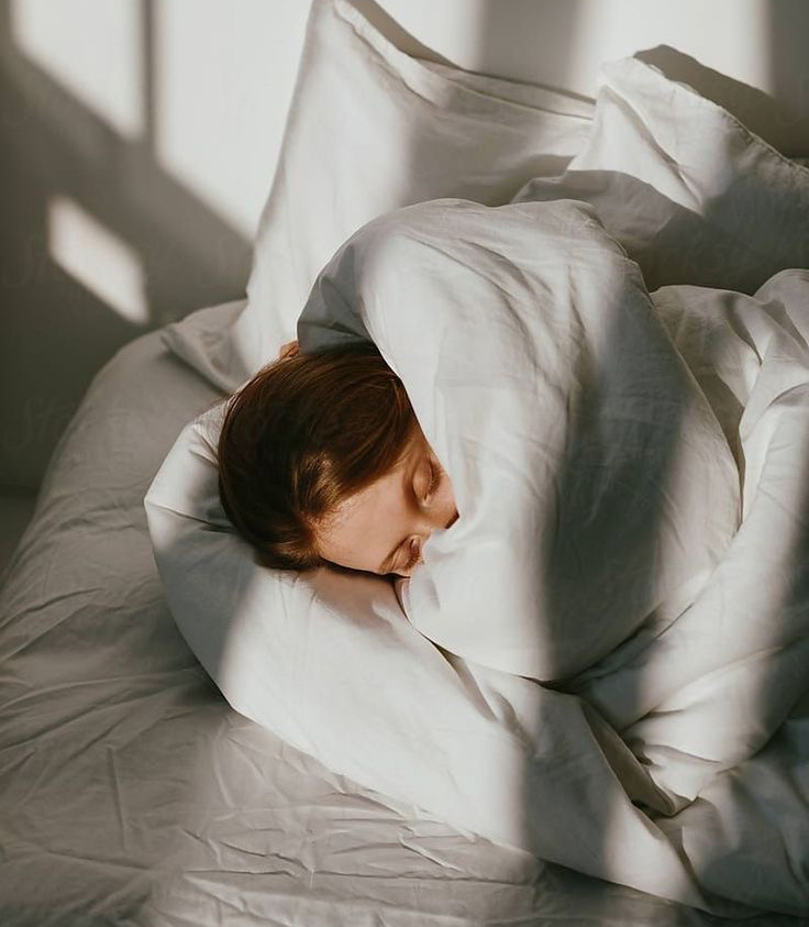 Говорим с нутрициологом Clean Clinic Смольный: почему осенью всегда меньше сил и как дефицит витаминов влияет на наше самочувствие.