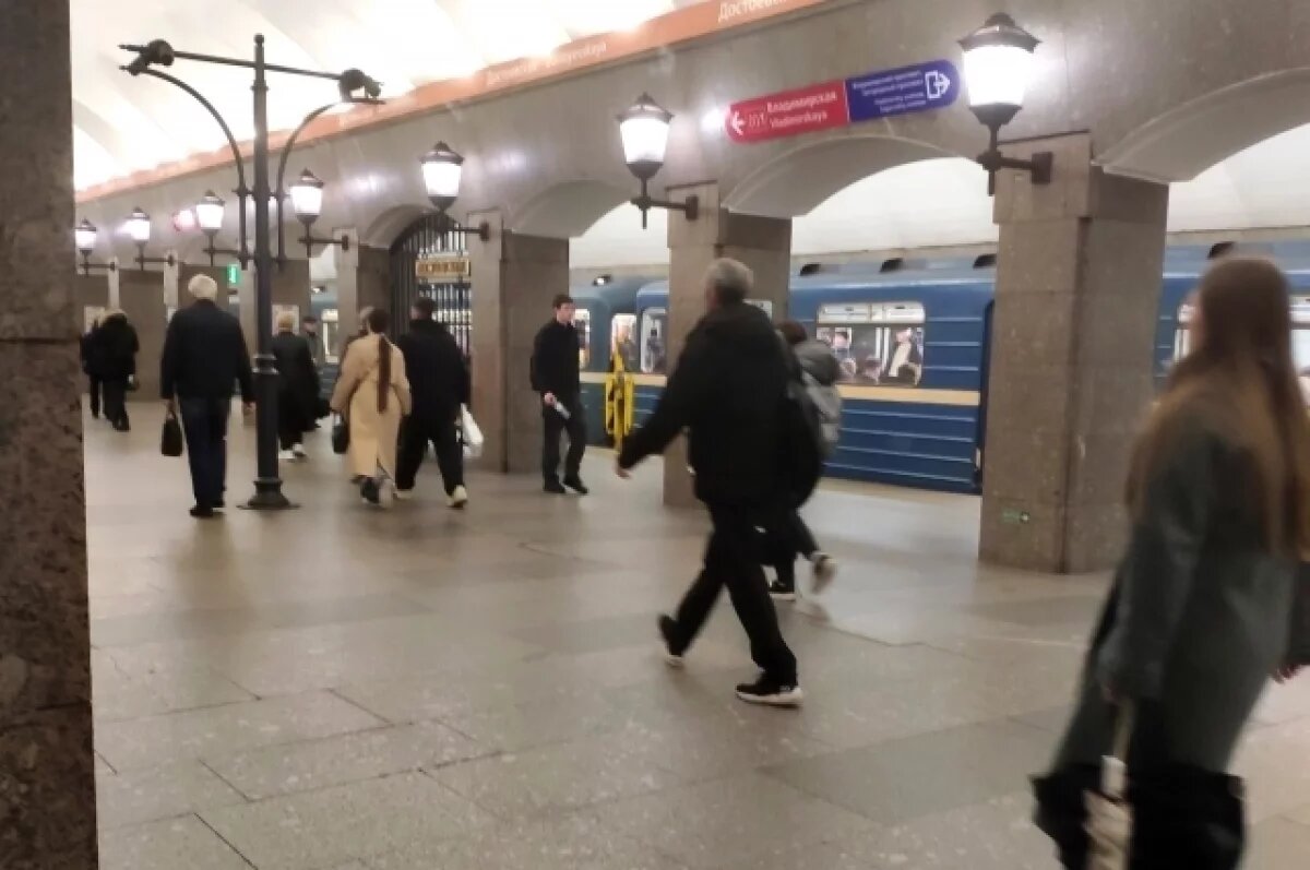    Петербуржцы жалуются на проблемы на красной линии метро