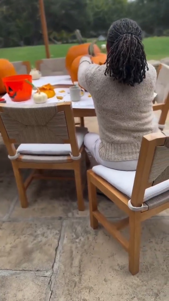 Скриншот 1. Дория режет тыквы... 