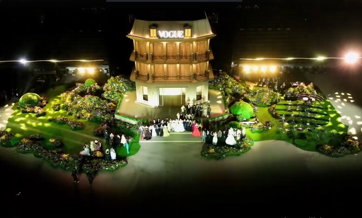 VOGUE Forces of Fashion в Китае (скриншоты с экрана и фотографии из открытых источников)