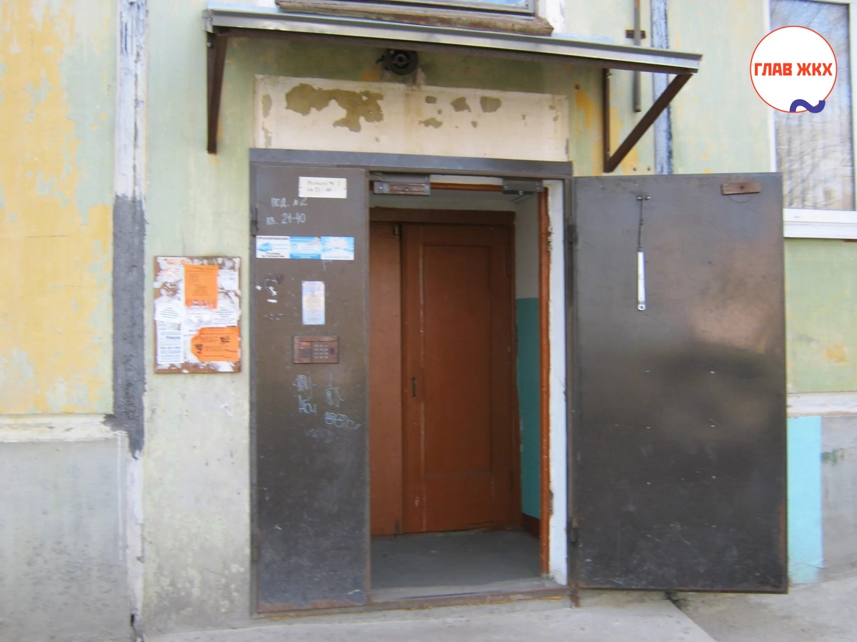 Кто должен ставить и чинить дверь в подъезд — жильцы или управляющая компания?
