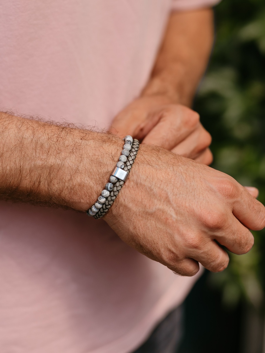 Кожа и камень — идеальное сочетание для тех, кто ценит баланс силы и спокойствия.