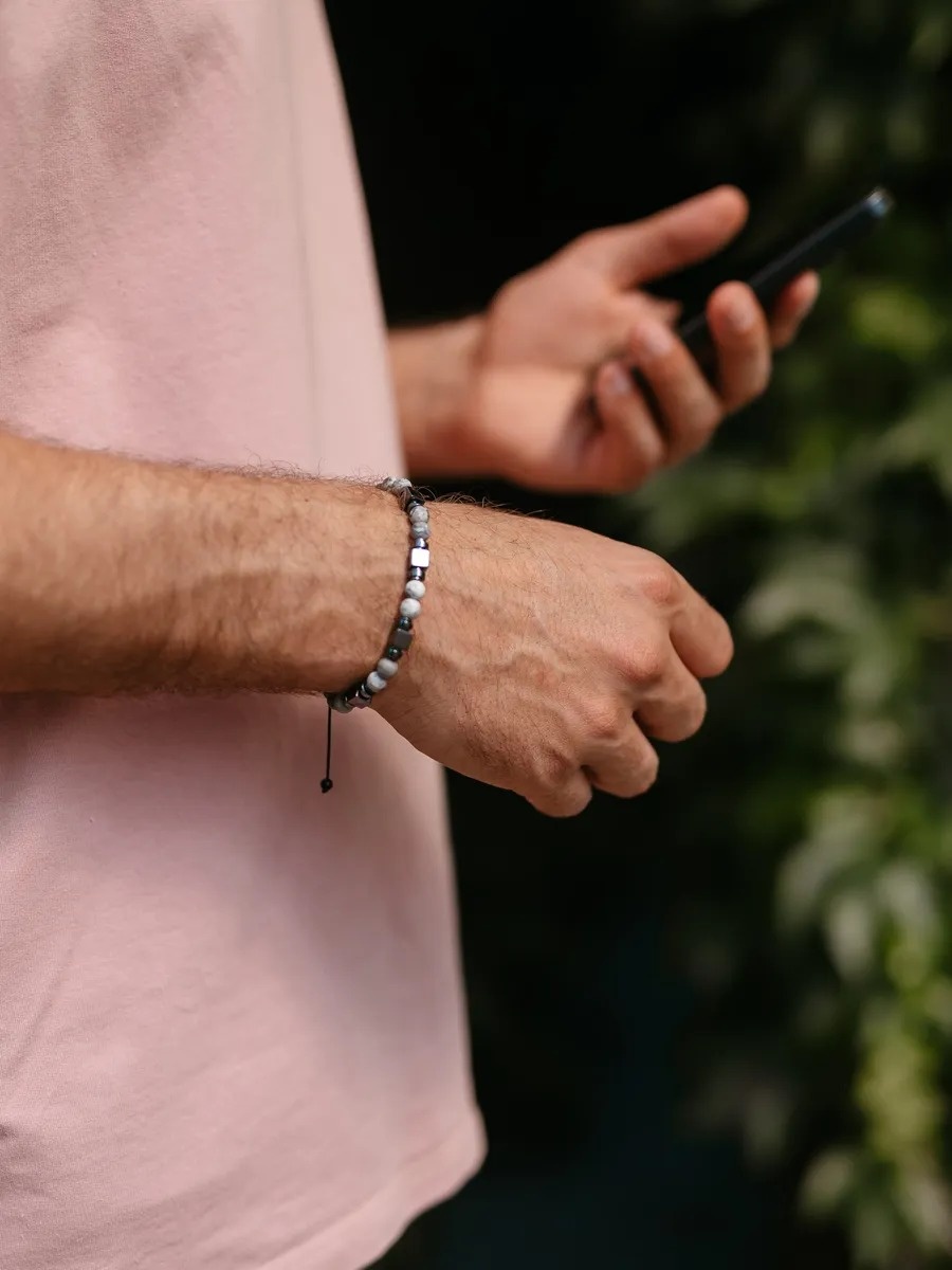 Тренд quiet luxury (тихая роскошь) означает: никакого показного блеска, только форма, материал и вкус.